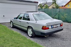 1989 Mercedes-Benz 300 E (W124)